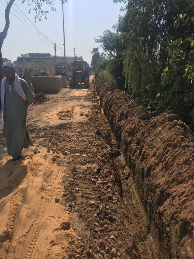 جانب من متابعة النائب لتوصيل خط المياه