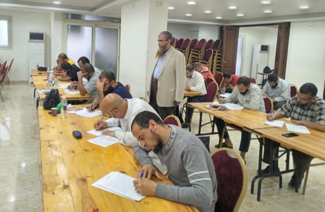 متابعة الأستاذ عبدالله بدران للامتحانات