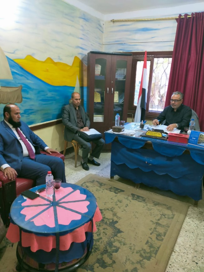 جانب من لقاء النائب خالد أبوخطيب بوكيل إدارة أبوالمطامير التعليمية