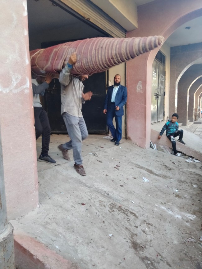 جانب من استلام الفرش