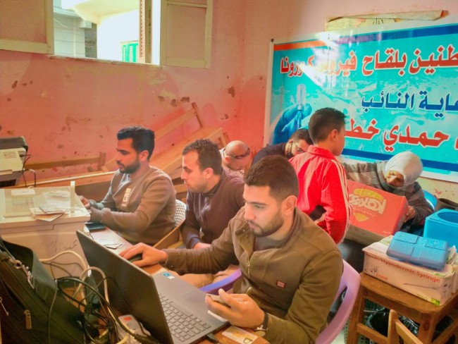 جانب من اقبال المواطنين على حملة التطعيم