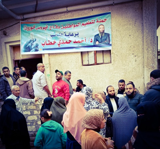 جانب من اقبال المواطنين على حملة التطعيم