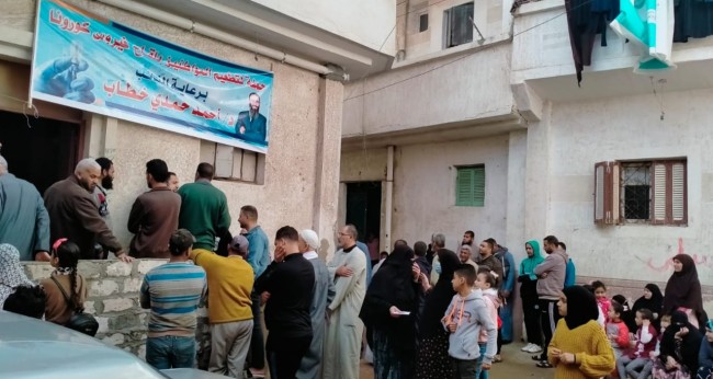 جانب من اقبال المواطنين على حملة التطعيم