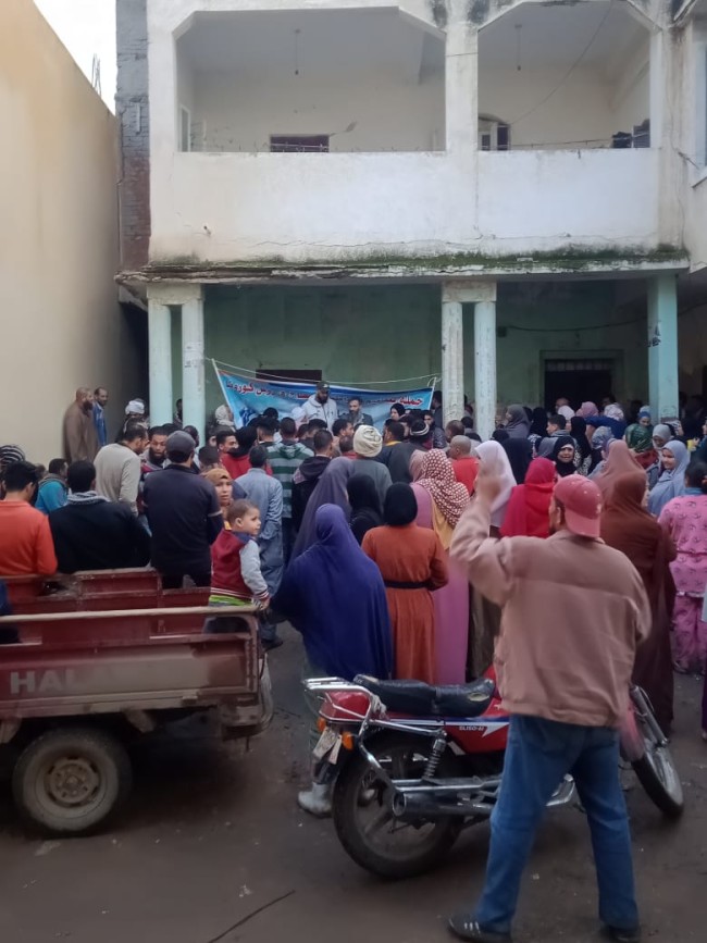 جانب من إقبال المواطنين على القافلة