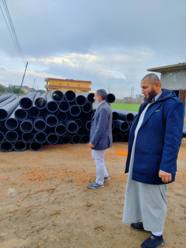 النائب أحمد حمدي يتابع وصول المواسير