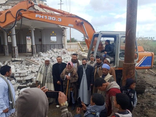 النائب أحمد حمدي مع أهالي عزبة عمارة
