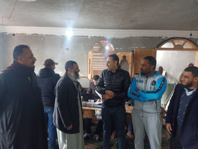 النائب أحمد حمدي مع أهالي عزبة عمارة