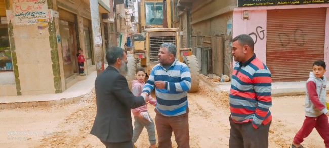 جانب من متابعة النائب أحمد حمدي لأعمال الرصف