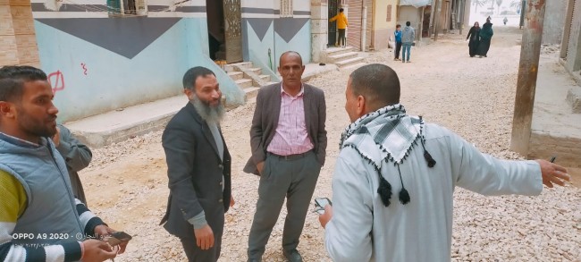 جانب من متابعة النائب أحمد حمدي لأعمال الرصف