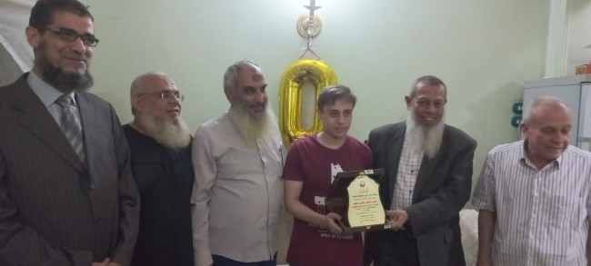 تكريم الطالب عمر مختار صقر بمنزله
