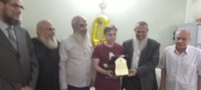 تكريم الطالب عمر مختار صقر بمنزله