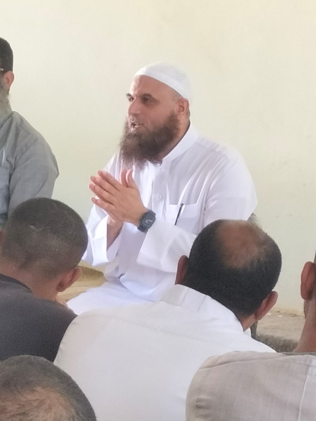 جانب من لقاء النائب بالأهالي