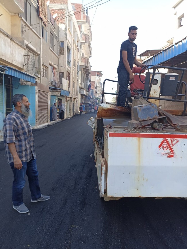 جانب من متابعة أعمال الرصف