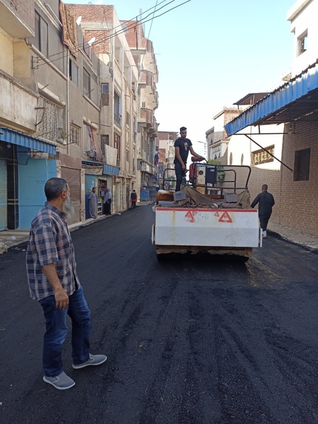 جانب من متابعة أعمال الرصف