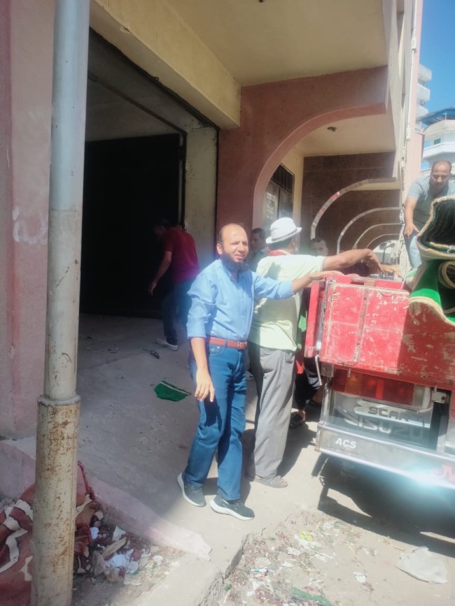 جانب من تسليم فرش مسجد الفرنساوي