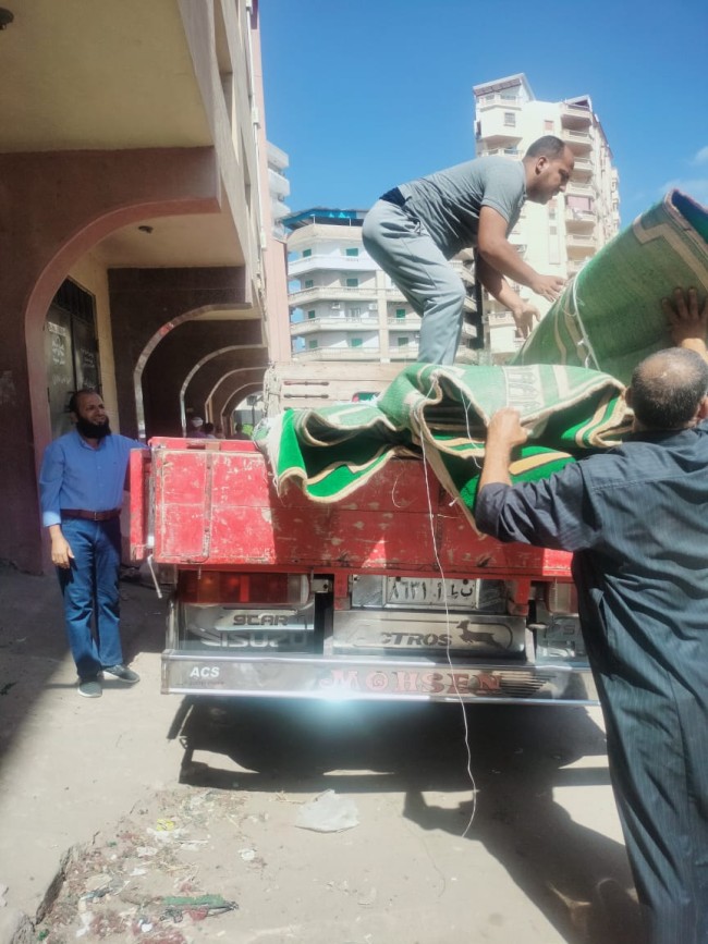جانب من تسليم فرش مسجد الفرنساوي