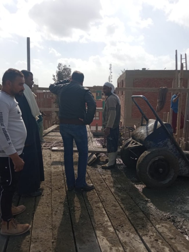 جانب من صب سقف الحضانات
