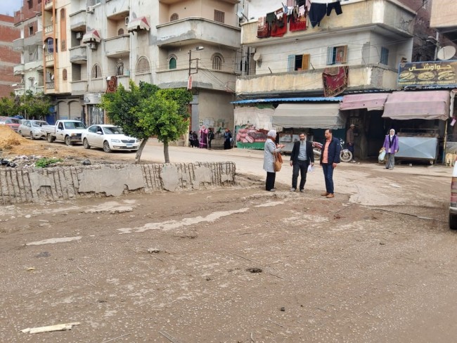 جانب من المعاينة بحضور النائب أحمد حمدي