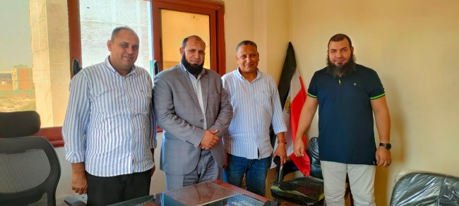 جانب من لقاء "أبو خطيب" مع رئيس الوحدة المحلية بـ"العشرة آلاف"