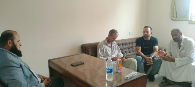 جانب من لقاء "أبو خطيب" مع رئيس الوحدة المحلية بـ"العشرة آلاف"