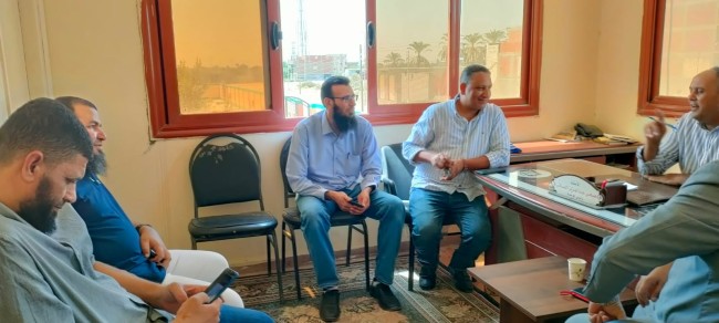 جانب من لقاء "أبو خطيب" مع رئيس الوحدة المحلية بـ"العشرة آلاف"