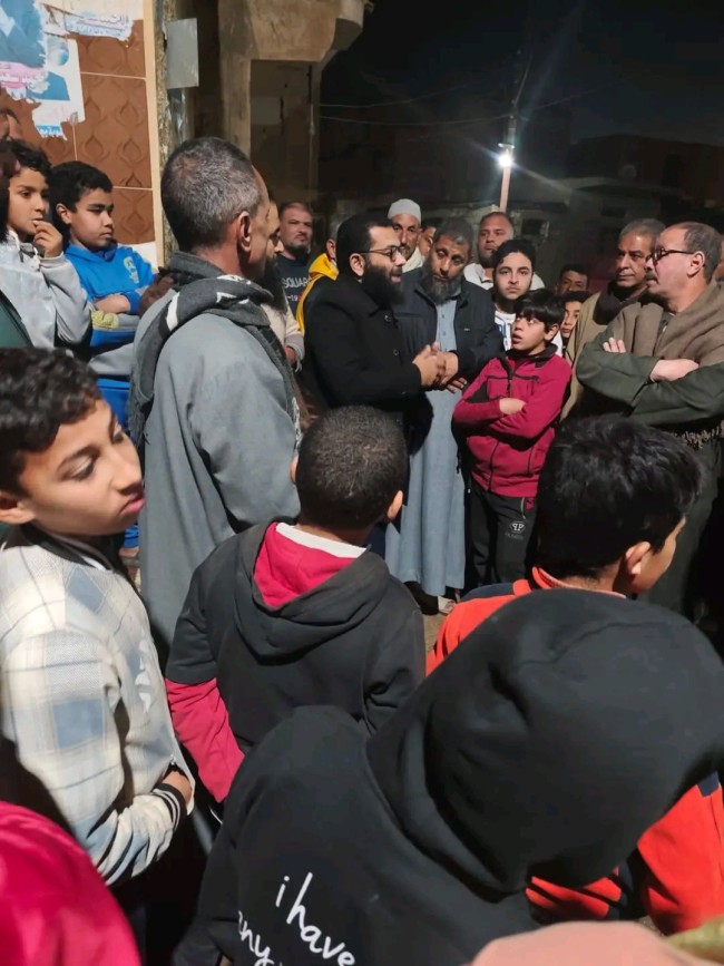 النائب أحمد سعيد أبو عمر يتفقد "النبيرة" لبحث أزمة غرق الشوراع