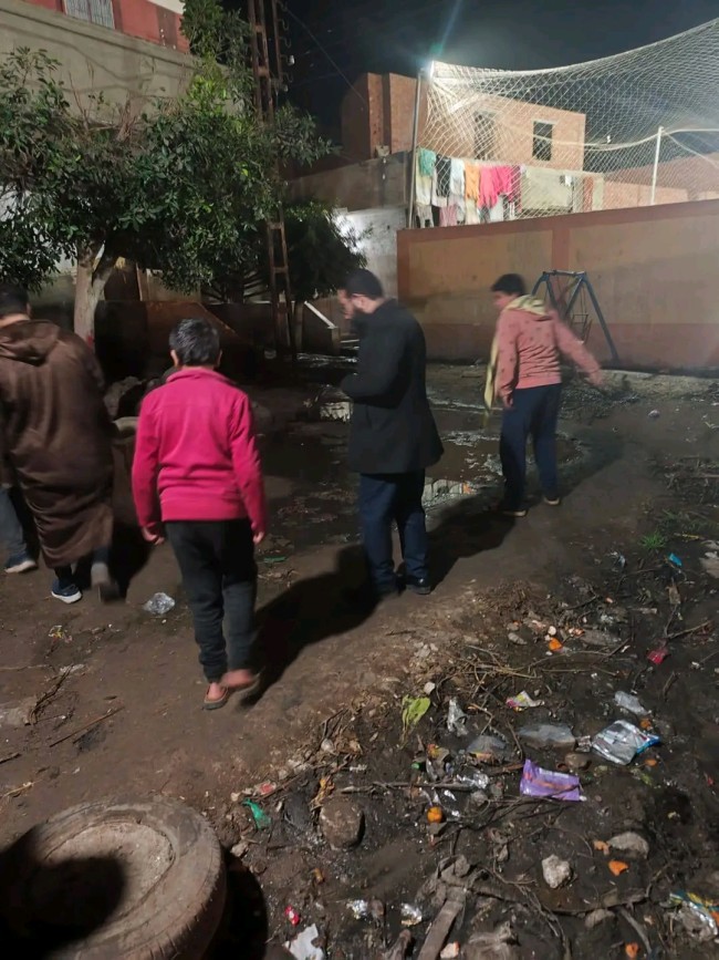 النائب أحمد سعيد أبو عمر يتفقد "النبيرة" لبحث أزمة غرق الشوراع