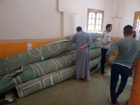 بالصور|استجابة لطلب "أبوخطيب".. استلام فرش مسجد قرية آدم الكبير بالنوبارية