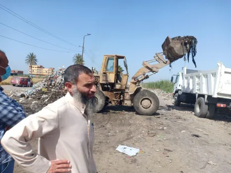 بالصور| استجابة لطلب "حمدى".. بداية إزالة القمامة من منطقة سيدى شحاتة