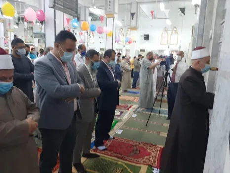 "حمدى" يؤدى صلاة عيد الفطر برفقة "رئيس مجلس المدينة" وسط ابناء المدينة