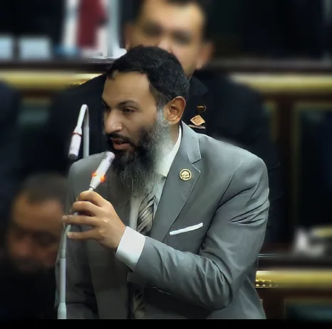 شاهد| "المخدرات" و"المصانع المعطلة" و"تدوير المخلفات" ..أهم القضايا التي ناقشها "حمدي" ل"رئيس البرلمان"