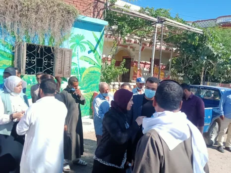 بالصور| "حمدى" يشارك "رئيس مجلس مدينة كفر الدوار" في معاينة نموذج القرية المنتجة فى نجع الشيخ عون