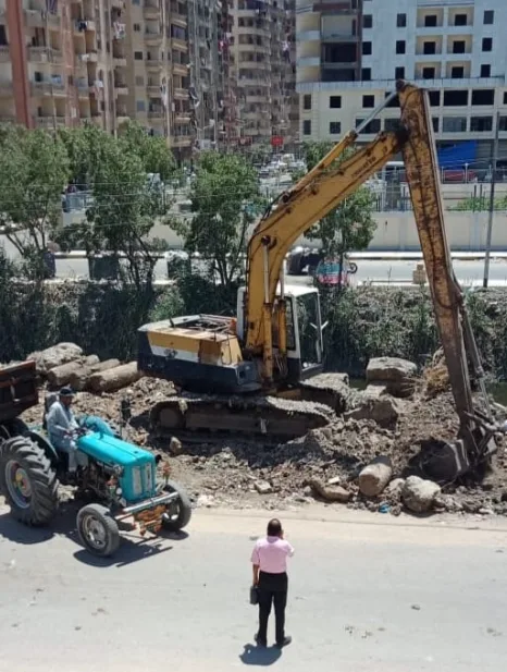 بالصور|"حمدى" يثمن مجهودات مسئولي " مجلس المدينة" و " الري والصرف" لإزاله مخلفات الري والقمامة بكفر الدوار