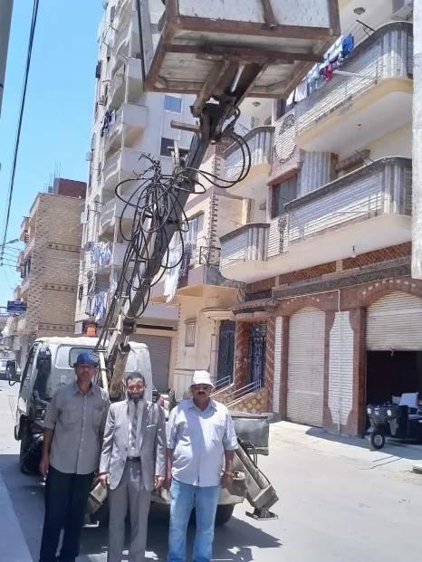 استجابة لطلب "حمدى".. رئيس مجلس المدينة ينتهي من إجراءات تركيب الكشافات بمنطقة زهراء الحدائق