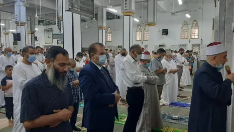 "حمدى" يؤدى صلاة عيد الاضحى برفقة "رئيس مجلس المدينة" وسط أهالي المدينة