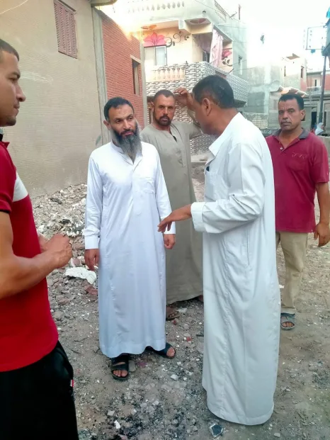 "حمدي" يتفقد المنطقة التي تعرضت للحريق منذ أيام..ويؤكد للأهالي التواصل مع الجهات المعنية