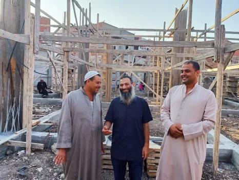 "حمدي" يتابع بناء أحد مساجد قرية الكنائس.. ويشيد بدور المشاركة المجتمعية