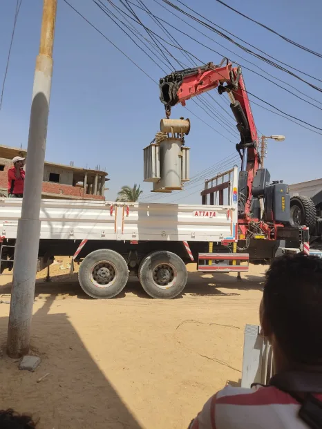بالصور| استجابة لطلب"عبدالعليم".. تركيب محول جديد لعزبة "أبو دياب"