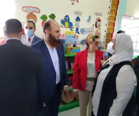 عبدالمنعم عبدالعليم يشارك وزيرة التضامن زيارتها لمدارس التعليم المجتمعي بطامية