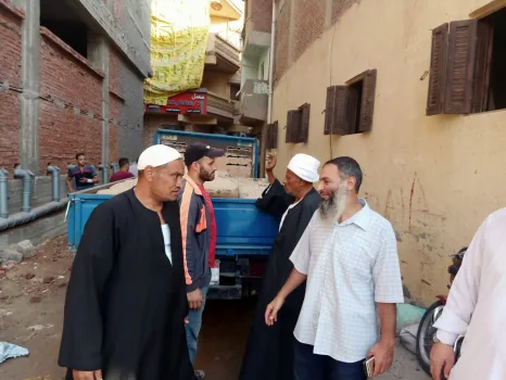 بالصور|أحمد حمدي يتابع بناء مسجد الأربع عزب.. ويشيد بدور المشاركة المجتمعية