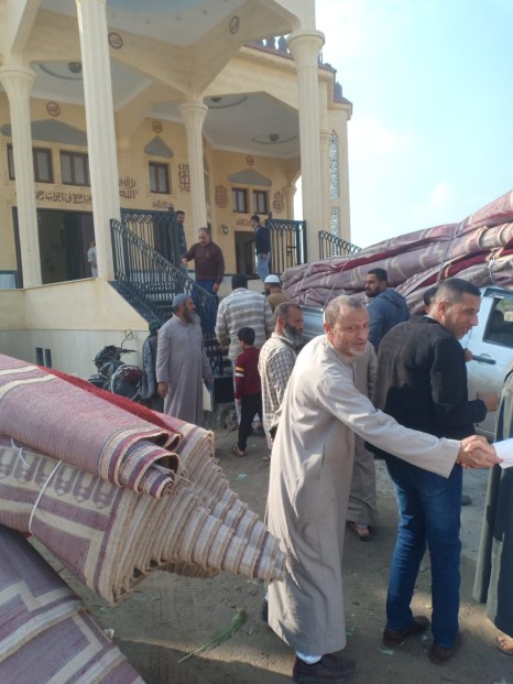 جانب من وصول فرش المسجد