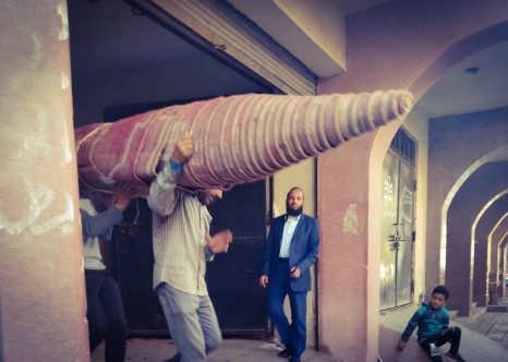 جانب من استلام الفرش