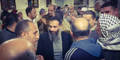 بحضور المسؤولين.. أحمد حمدي يناقش مع أهالي عزبة الكراكول مشروعات "حياة كريمة"