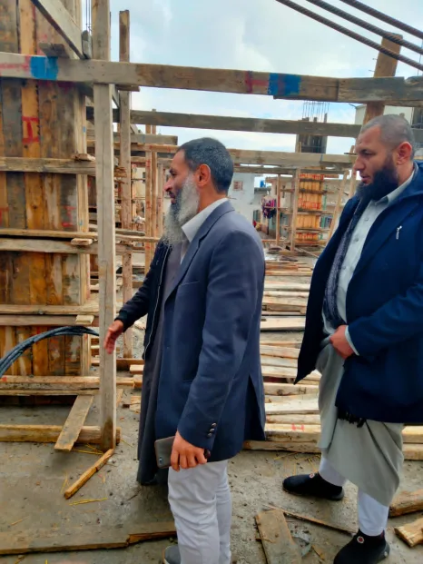 بالصور| أحمد حمدي يتابع بناء مسجد عزبة الميه بأبيس.. ويشيد بدور المشاركة المجتمعية