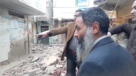 بعد انهيار عقار بـ"سيدي شحاته".. أحمد حمدي يعاين العقار ويتواصل مع المسئولين لإيجاد مساكن بديلة