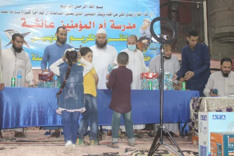 بالصور.. عبدالمنعم عبدالعليم يشارك في حفل تكريم 650 من حفظة القرآن بقرية فيدمين في سنورس