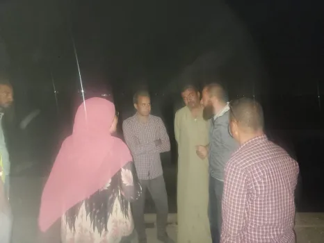 عبد الحكيم مسعود يزور قرية دنديل لمتابعة إصلاح خط الطرد الرئيسي