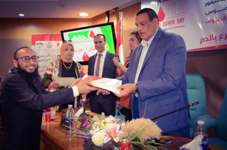 محافظ البحيرة يكرم أمين "النور" بدمنهور في إحتفالية بمكتبة مصر العامة بدمنهور للمشاركة ودعم حملات التبرع بالدم