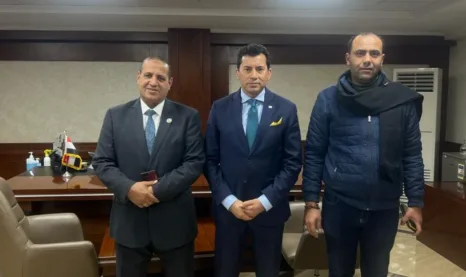 النائب أحمد العرجاوي يلتقي وزير الشباب والرياضية ويطالب بتخصيص أرض لمركزي شباب "الغابة وأبو حمص"