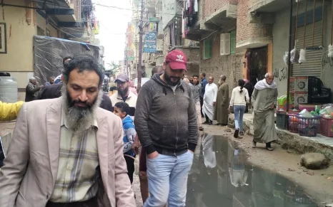 بالصور.. النائب أحمد حمدي يزور عزبة طه بـ"البيضا المساكن" لمعاينة مشكلة الصرف الصحي